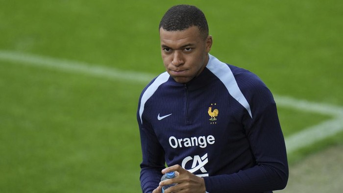 Frances Kylian Mbappe gestures during a training session in Paderborn, Germany, Thursday, June 13, 2024. Mbappe was absent when the squad took part in an open practice session at its European Championship base on Thursday. France will play against Austria during their Group D soccer match at the Euro 2024 soccer tournament on June 17. (AP Photo/Hassan Ammar)