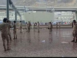 Di Tengah Cuaca Ekstrem, Kota Makkah Diguyur Hujan