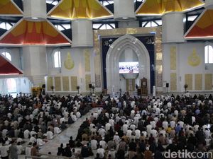 Khutbah Idul Adha Masjid 99 Kubah: Orang Mampu Tak Berkurban Golongan Serakah Khutbah Idul Adha Masjid 99 Kubah: Orang Mampu Tak Berkurban Golongan Serakah