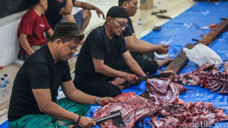 Masjid Cut Meutia membagikan daging kurban kupada warga. Ada 1700 kantong daging yang dibagikan.