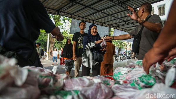 Masjid Cut Meutia Bagikan 1700 Kantong Daging