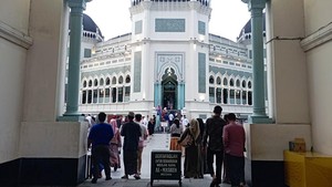 Doa Masuk dan Keluar Masjid: Arab, Latin, Arti, serta Adabnya