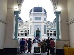 Doa Masuk dan Keluar Masjid: Arab, Latin, Arti, serta Adabnya