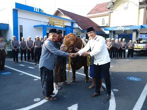 Polisi Bagikan 22 Hewan Kurban ke Ponpes hingga Yatim Piatu di Kota Blitar