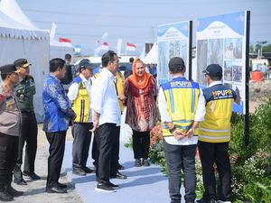 Warga Senang Jokowi Cek Proyek Tanggul Laut di Tambaklorok Semarang Warga Senang Jokowi Cek Proyek Tanggul Laut di Tambaklorok Semarang