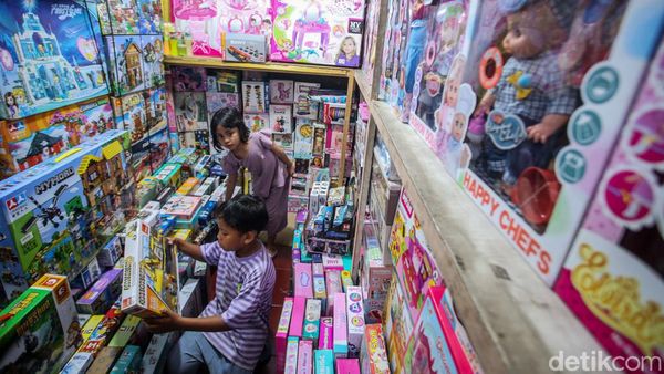 Penjualan Mainan Anak di Pasar Gembrong Masih Lesu
