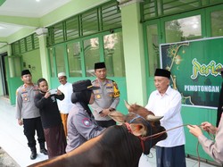 Momen Polwan Polres Mojokerto Kota Bagikan 23 Hewan Kurban
