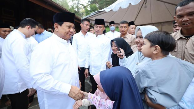 Menteri Pertahanan RI sekaligus presiden terpilih periode 2024-2029 Prabowo Subianto melaksanakan ibadah Salat Iduladha di Masjid Nurul Wathan nan terletak di Padepokan Garuda Yaksa, Hambalang, Bogor, Senin (17/6).