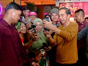 Jokowi Kulineran di Semarang, Jajan Mie Ayam Rp 10 Ribu di Wizz Mie Jokowi Kulineran di Semarang, Jajan Mie Ayam Rp 10 Ribu di Wizz Mie