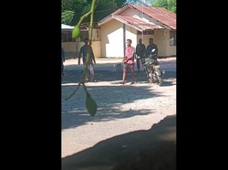 Aksi Nekat Pria Mabuk Kejar Polisi Pakai Parang di Bima