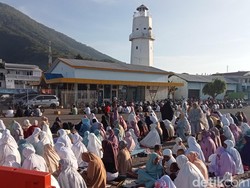 Ribuan Warga Ikuti Salat Idul Adha di Pelabuhan Laut Larantuka