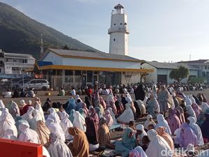 Ribuan Warga Ikuti Salat Idul Adha di Pelabuhan Laut Larantuka Ribuan Warga Ikuti Salat Idul Adha di Pelabuhan Laut Larantuka