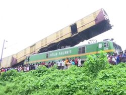 Kereta Penumpang-Kereta Barang Tabrakan di India, 7 Orang Tewas