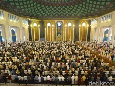 Masjid Al-Akbar Surabaya Disesaki Puluhan Ribu Jemaah Salat Id
