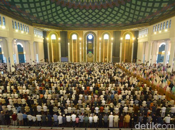 Masjid Al-Akbar Surabaya Disesaki Puluhan Ribu Jemaah Salat Id