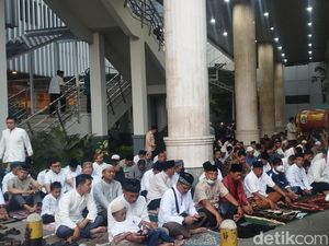 Heru Budi Laksanakan Salat Idul Adha di Balai Kota bersama Jajarannya Heru Budi Laksanakan Salat Idul Adha di Balai Kota bersama Jajarannya
