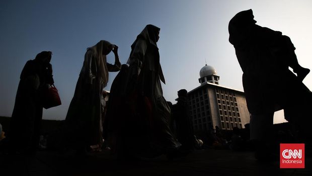 Langit pagi yang berkabut tak menyurutkan antusias masyarakat mendatangi Masjid Istiqlal, Jakarta untuk menjalankan Salat Id Hari Raya Iduladha 1445 H, Senin (17/6/2024). (CNN Indonesia/Adi Maulana Ibrahim)
