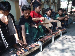 Uniknya Tradisi Nyate Massal ala Santri Ponpes Tebuireng Jombang