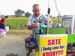 Anggota TNI AD di Bantul Jualan Sate Kronyos Jelang Purna Tugas