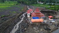 Potret Warga Salat Idul Adha di Lokasi Banjir Bandang Lahar Dingin Merapi