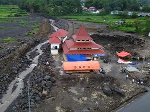 Potret Warga Salat Idul Adha di Lokasi Banjir Bandang Lahar Dingin Merapi
