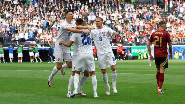 Soccer Football - Euro 2024 - Group E - Belgium v Slovakia - Frankfurt Arena, Frankfurt, Germany - June 17, 2024 Slovakia's Ivan Schranz celebrates scoring their first goal with teammates REUTERS/Lee Smith