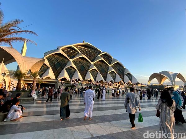 Pesona 4 Masjid Terapung yang Indah di Indonesia