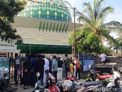 Si Bule Sapi Kurban Jokowi Seberat 1,1 Ton Disembelih, Jadi Tontonan Warga