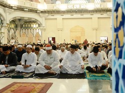 Pj Gubsu Salat Idul Adha Bareng Ribuan Warga di Masjid Agung