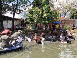 Masih Ada Warga Surabaya yang Bandel Buang Kotoran Hewan Kurban di Sungai