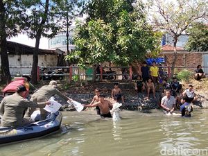 Masih Ada Warga Surabaya yang Bandel Buang Kotoran Hewan Kurban di Sungai Masih Ada Warga Surabaya yang Bandel Buang Kotoran Hewan Kurban di Sungai