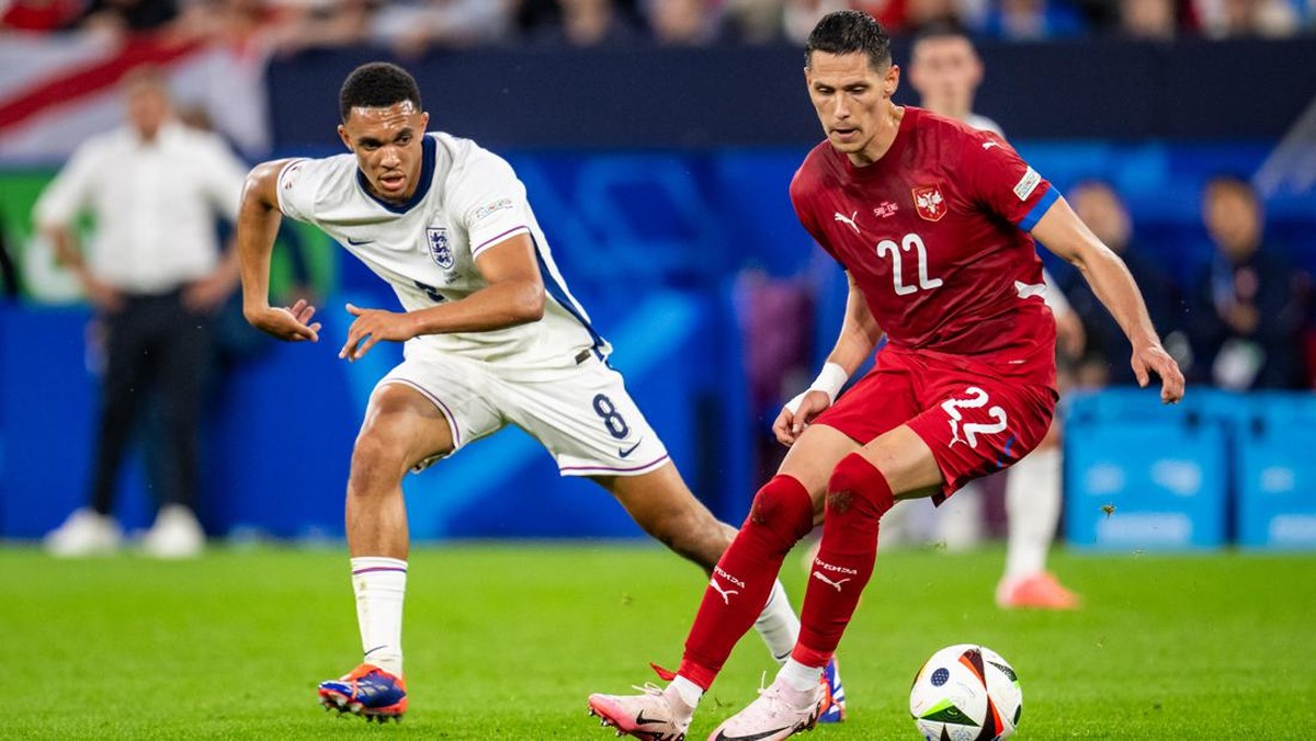 Aksi Trent Alexander-Arnold (kiri) di laga melawan Serbia. (Foto: Getty Images/Kevin Voigt)