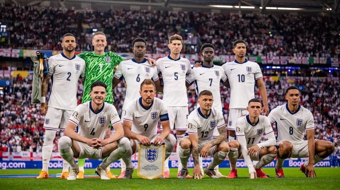 GELSENKIRCHEN, GERMANY - JUNE 16: Kyle Walker of England, Jordan Pickford of England, Declan Rice of England, Marc Guehi of England, Harry Kane of England, John Stones of England, Kieran Trippier of England, Bukayo Saka of England, Jude Bellingham of England, Phil Foden of England and Trent Alexander-Arnold of England pose for a team photo before the UEFA EURO 2024 group stage match between Serbia and England at Arena AufSchalke on June 16, 2024 in Gelsenkirchen, Germany. (Photo by Kevin Voigt/GettyImages)