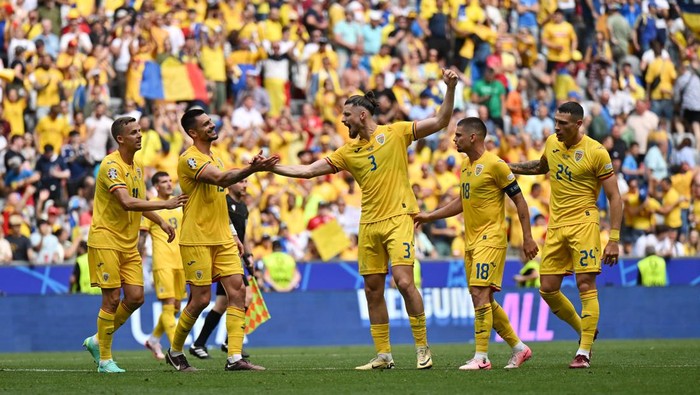 MUNICH, GERMANY - JUNE 17: The players of Romania celebrate at full-time following the teams victory in the UEFA EURO 2024 group stage match between Romania and Ukraine at Munich Football Arena on June 17, 2024 in Munich, Germany. (Photo by Sebastian Widmann - UEFA/UEFA via Getty Images)