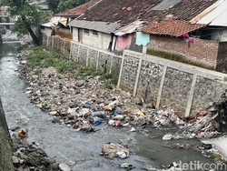 Ngerinya Tumpukan Sampah di Aliran Kali Cirangrang