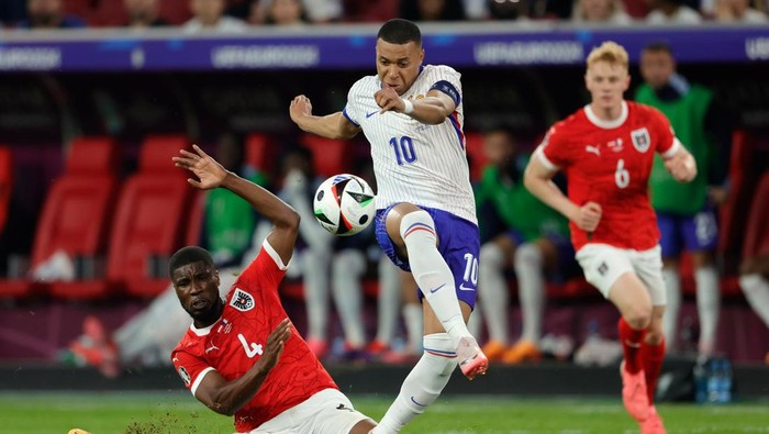 Austria vs Prancis DUSSELDORF, GERMANY - JUNE 17: (L-R) Kevin Danso of Austria , Kylian Mbappe of France during the EURO match between Austria v France at the Merkur Spiel Arena on June 17, 2024 in Dusseldorf Germany (Photo by Rico Brouwer/Soccrates/Getty Images)