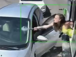 Kacau! Barista dan Pelanggan Kafe Ribut di Jendela Drive Thru Kacau! Barista dan Pelanggan Kafe Ribut di Jendela Drive Thru