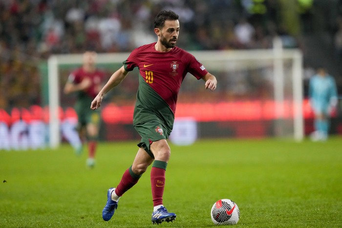 Portugals Bernardo Silva is in action during the Euro 2024 group J qualifying soccer match between Portugal and Iceland, at the Alvalade Stadium in Lisbon, Sunday, Nov. 19, 2023. (AP Photo/Armando Franca)