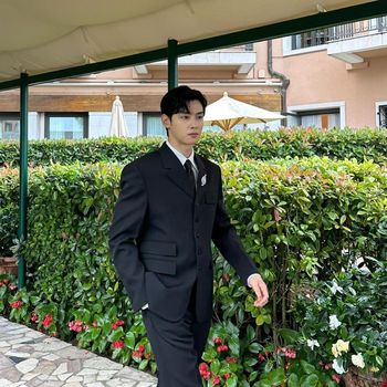 Cha Eun Woo melangkah menuju venue melewati taman bunga (Foto/Instagram/eunwo.o_c)