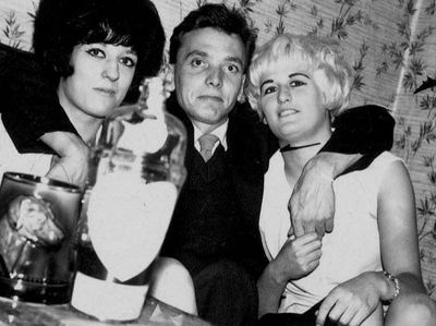 Ngeri! Orang-orang Ini Tak Menyadari Foto Bareng Pembunuh Berantai