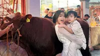 6 Gaya Artis dan Hewan Kurbannya, Fuji Berpose Sambil Gendong Gala