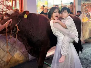 6 Gaya Artis dan Hewan Kurbannya, Fuji Berpose Sambil Gendong Gala 6 Gaya Artis dan Hewan Kurbannya, Fuji Berpose Sambil Gendong Gala