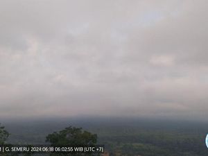 Gunung Semeru Dua Kali Erupsi Pagi Ini, Ketinggian Letusan Tak Teramati