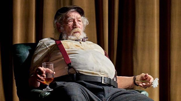 Ian McKellen sebagai John Falstaff dalam pertunjukan teater Player Kings di Teater Noël Coward di West End, London. (Arsip Player Kings Play/Manuel Harlan)