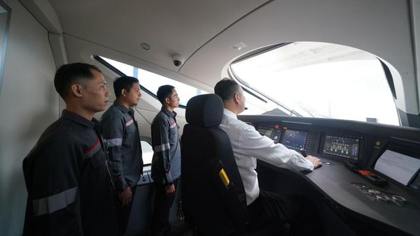 Intip Calon Masinis Belajar dalam Kabin Kereta Cepat