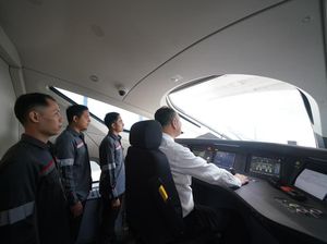 Intip Calon Masinis Belajar dalam Kabin Kereta Cepat