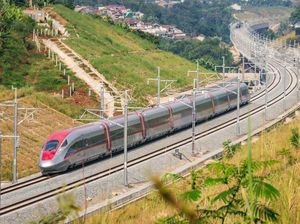 Jangan Bermain Layang-layang di Sekitar Jalur Whoosh, Ini Bahayanya