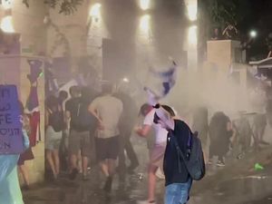 Video Israel Sepakati Gencatan Senjata, Pemudanya Malah Blokade Jalan