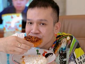 Jordi Onsu Mukbang Ayam Geprek hingga Ngopi Cantik Jordi Onsu Mukbang Ayam Geprek hingga Ngopi Cantik