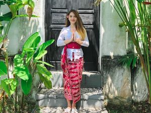 7 Foto Juliette Angela, Penyanyi Keroncong Disorot karena Dekat dengan Anji 7 Foto Juliette Angela, Penyanyi Keroncong Disorot karena Dekat dengan Anji